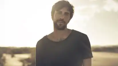 Jan Böhmermanns Kritik und der anschließende Shitstorm haben Max Giesinger getroffen, gibt er im Interview zu.