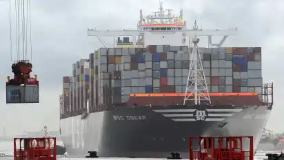Das Containerschiff mit der bisher weltweit größten Tragfähigkeit, die "MSC Oscar", trifft vor der Pier des Containerterminals in Bremerhaven ein.