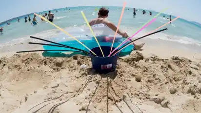 Die Polizei auf Mallorca geht vermehrt gegen Alkohol trinkende Touristengruppen vor.