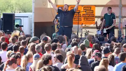 Die Punkband „Feine Sahne Fischfilet“ mit ihrem Frontmann Jan „Monchi“ Gorkow (vorne) und Bassist Kai Irrgang (rechts) ist im vergangenen Jahr beim Friedensfest gegen einen Aufmarsch der rechtsextremen NPD aufgetreten.