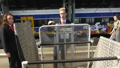 Bahn-Azubi Luca Tichy erklärt, wie man per Hand die Rampe so hochhebelt, dass ein Rollstuhlfahrer in den Waggon kommt.