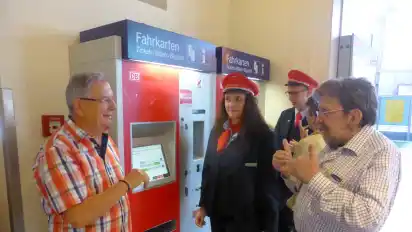 Mobil auch am Ticketautomaten: Bahn-Azubi Lisa Cordes erklärte die Schritte bis zum Ticket oder dem ausgedruckten Fahrplan.