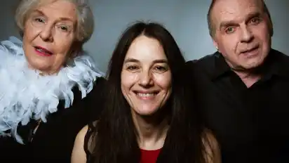 Karin Hölscher, Monika Arnold und Rüdiger Engel (von links) sind mit neuem Programm auf dem „Schulschiff Deutschland“. MES·