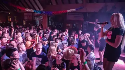 Gute Stimmung herrschte beim Scheunenball auf und vor der Bühne.