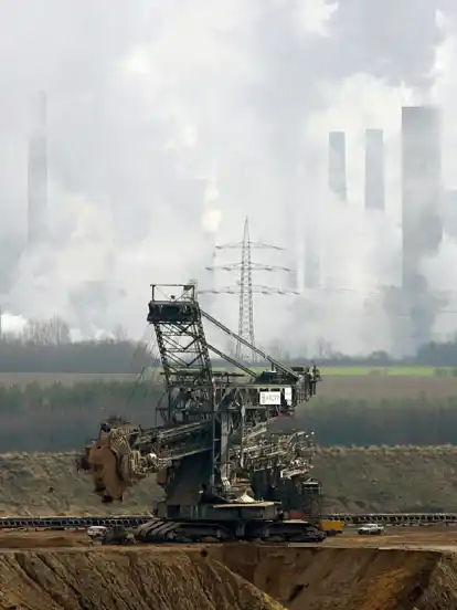 Ob es die Rauchschwaden aus Kraftwerken sind oder die Spuren, die zum Beispiel der Braunkohletagebau hinterlässt: Der Einfluss des Menschen auf den Planeten ist unübersehbar.