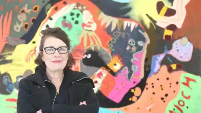 Marie Ueltzen verbindet für ihre Bilder Acrylmalerei mit einer Sticktechnik, die aus dem 13. Jahrhundert stammt.