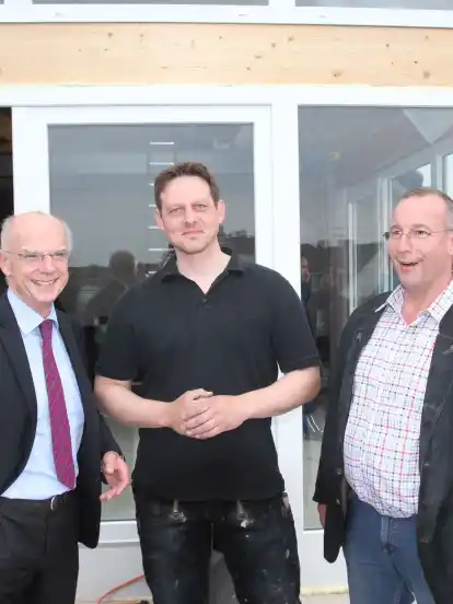Bürgerschaftspräsident Christian Weber (von links), Bauherr Benedikt Gündel und Jörg Langkowski vom Nachbarschaftsverein Hastedt.