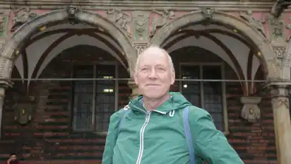 Der Ratskeller ist eine Anlaufstation der neuen Märchenführung: Stadtführer Heinrich Lintze auf dem Weg zum Ort des Geschehens - dorthin, wo Wilhelm Hauff sich einst zu seinen Ratskeller-Phantasien inspirieren ließ.
