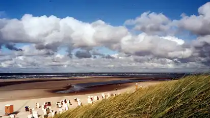 Spiekeroog im Sommer: Vor den Dünen warten Sandstrand und Meer. In den vergangenen Jahren kamen mehr Touristen auf die I