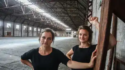 Festivalmacherinnen Katrin Windheuser und Anne Angenendt in einer der alten Hallen der Bremer Wollkämmerei.