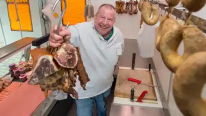 Alles Handarbeit: Rund 40 Wurstsorten hat Heinz-Herbert Bartels selbst hergestellt. Am Freitag baute der Verdener Fleischer seinen Stand zum letzten Mal auf dem Verdener Wochenmarkt auf.