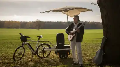 Mit seinem MusikBike möchte Björn Alfers einmal einen Sommer auf den Inseln und an der Küste von Emden bis Sylt Musik machen.