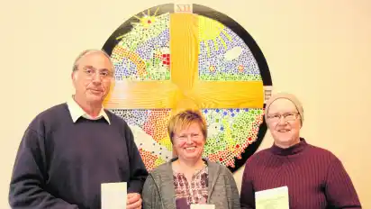 Pfarrer Joachim Dau und (von links) Pfarrgemeinderatsvorsitzende Annette Prevot und die pastorale Mitarbeiterin Elisabeth Hunold-Lagies laden zu den Feiern zum Zehnjährigen der St-Raphael-Kirchengemeinde als pastoraler Raum ein.