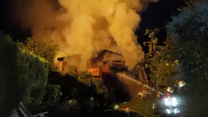 Erst qualmte es, dann zündete das Feuer durch und das gesamte Gebäude stand in Flammen. Für die Feuerwehrleute aus der Samtgemeinde, die zum Löschen nach Steden gekommen waren, eine gefährliche Situation.