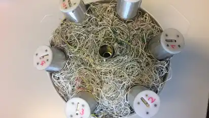 Das Fang-Netz im Engineering-Model. Der Behälter des Originals ist geschlossen und befindet sich in einer Sonde an Bord der ISS.