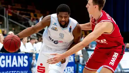 Talentiert, aber körperlich nicht fit: Kris Jenkins (links) erfüllte die Erwartungen nicht, forderte aber trotzdem mehr Spielzeit für sich ein. Jetzt wurde sein Vertrag bei den Eisbären aufgelöst.