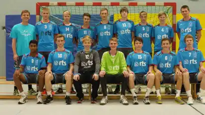 Trainer Frank Bachmann, Tim Paltinat, Niklas Hinsch, Jerome Lippe, Steffen Ackermann, Jari Lemke, Niels Huckschlag, Corven Krenke, Trainer Eik Hapke (hinten v.l.).Vibulan Sivanathan, Gabriel Schupp, Lukas Flentge, Theo Krüger, Lennart Hamsch, Niklas Bachmann, Paul Schütte (vorne v.l.)