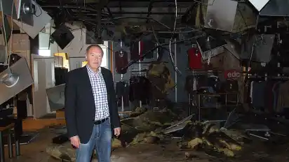 Modehaus-Chef Werner Schlüter gab sich einen Tag nach dem Brand gefasst. Die Schäden, die der Schwelbrand in der Young-F