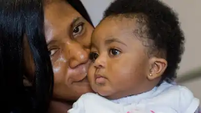 Die sechs Monate alte Angela Merkel und ihre Mutter Ophelya Adé. Die 26-jährige Asylbewerberin aus Ghana hat ihre Tochter nach der Bundeskanzlerin benannt – weil Merkel eine sehr gute Frau sei.