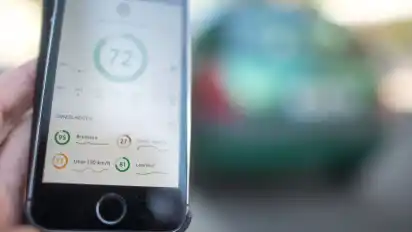 Eine App auf dem Smartphone zeichnet beim Fahren die wichtigsten Werte für die Versicherung mit auf. Dadurch soll der Fahrer Geld sparen.
