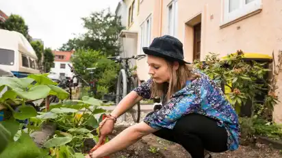 Als Zero-Wasterin baut Katarzyna Swendrowski Kräuter und Gemüse in ihrem Garten selbst an.
