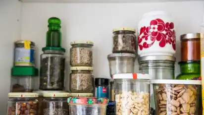 Die Zero-Wasterin lagert in ihrem Küchenschrank fast alles in wiederverwendbaren Behältern.