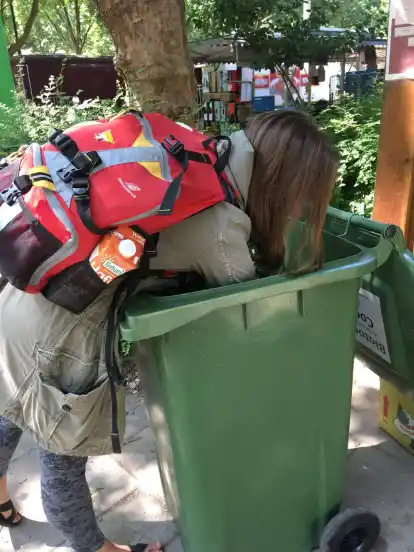 Katarzyna Swendrowski sucht in Mülltonnen nach verwertbarem Essen.
