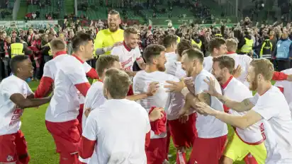 Da ist der Aufstieg perfekt. Mittendrin in der Jubelmeute des 1. FC Köln: Rafael Czichos (Mitte, Tattoo am linken Arm).