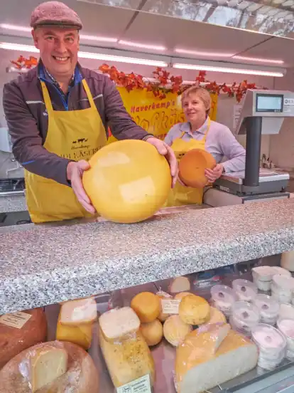 Erwin und Christa Haverkamp stehen mit ihren Verkaufswagen auf fünf Wochenmärkten.