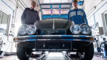Die Brüder Ralf (links) und Harald Behling haben ein gemeinsames Faible für Oldtimer – besonders vom VW Käfer ist das Duo angetan.