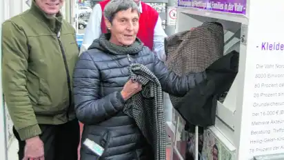 Diakon Christoph Buße aus der Vahr (von links), Renate Moskal (Kinderhaus Sielwall) und Christian Gotzen von der Domgemeinde am Kleidercontainer.
