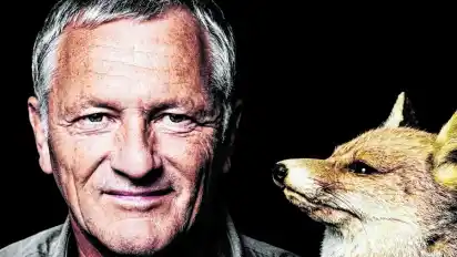 Musikkabarettist Josef Brustmann zeigt sein aktuelles Programm „Fuchstreff: Nix für Hasenfüße“.