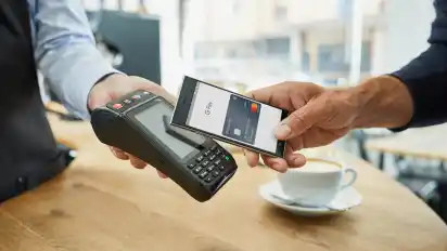 Heute ist das Smartphone nicht mehr bloß ein Telefon - es ist künftig auch der eigene Geldautomat.