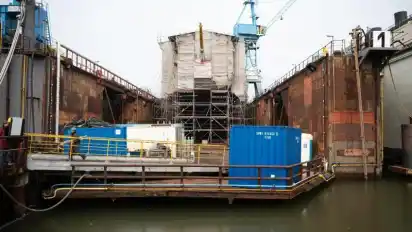 Der Bugspriet der "Gorch Fock" schaut im Dock der Elsflether Werft unter den Planen hervor.