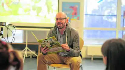Kinderbuchautor Alexander Steffensmeier erzählte in der Stadtbibliothek Vahr, wie er Geschichten von Kuh Lieselotte entwickelt.