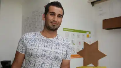 Ein Holzstern und eine Kerze: Bei seinem ersten Entwurf kommt Yasser Hakimzadeh ohne Strom aus.