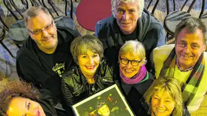 Der Vorstand der Music Hall mit (von links) Kristina Baro, Torsten Widhalm, Marion Jenke, Ulrich Kern, Doris Fischer, Elfi Kern sowie Christoph Bayer und H.-D. Ludwig in ihrer Mitte.