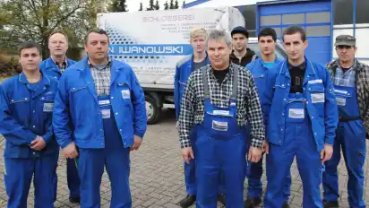 Firmenchef Norbert Iwanowski (vorne, ohne Jacke) mit seinen Mitarbeitern. Rechts daneben Sohn Ralf. KLG·