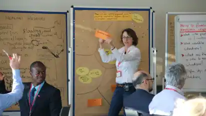 Zeit für neue Diskussionsrunden: Mit Hilfe von Stichwörtern bilden sich die Arbeitsgruppen auf der Konferenz.