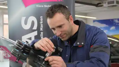 Fachgerechte Glasreparatur im Autohaus Ottens durch Amir Tasholli.