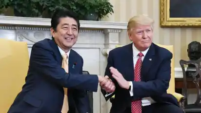 Shinzo Abe (links) musste Donald Truimp die Hand schütteln.