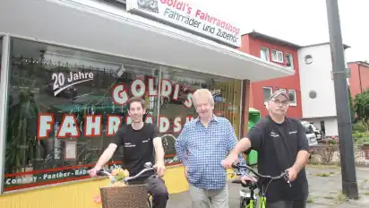 Jörg Goldstein (Mitte) mit seinen beiden Angestellten Mathias Zweig (links) und Bernhard Kraft vor seinem Fahrradshop in der Schneverdinger Straße 2c, den er seit 25 Jahren betreibt.