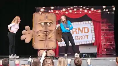 Stargast wider Willen: Bernd das Brot fürchtet jetzt schon die billigen Showeffekte beim 29. Bremer Kindertag.