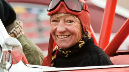Heidi Hetzer (*20. Juni 1937; †21. April 2019) Sie war eine der bekanntesten Frauen Berlins: Als Unternehmerin rettete Heidi Hetzer das Familienunternehmen, später wurde sie als Rallyefahrerin bekannt. Zuletzt umrundete sie in ihrem Oldtimer die Welt. Die Berliner Rallyefahrerin und Unternehmerin Heidi Hetzer verstarb über die Ostertage im Alter von 82 Jahren.