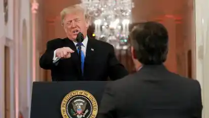 Die Fragen des CNN-Reporters Jim Acosta gefielen Trump gar nicht: Der Reporter verlor seine Akkreditierung.