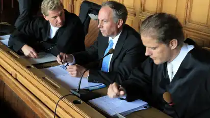 Niels Stolberg zwischen seinen Anwälten Bernd Buchholz (links) und Bernd Groß. Verhandelt wird in dem Betrugsprozess vor der Großen Wirtschaftsstrafkammer des Bremer Landgerichts.