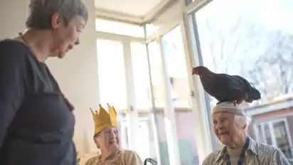 Irmgard Schleif gehört zu den Mutigen. Sie lässt am Schluss der Stunde sogar zu, dass das Huhn auf ihrem Kopf Platz nimmt - und hat die Lacher auf ihrer Seite.
