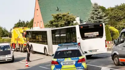 Der Linienbus, in dem der Fahrgast Mitreisende mit einem Messer angriff, wird vom Tatort abgeschleppt.