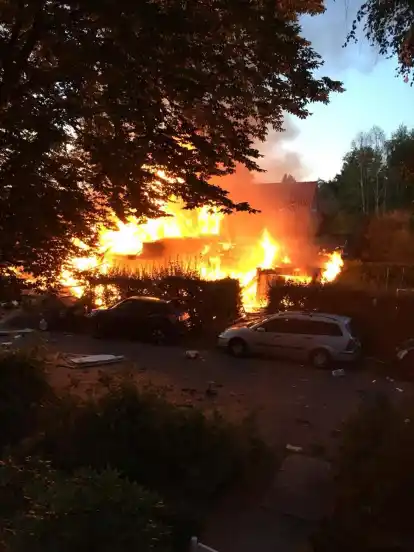 Meterhoch schlugen die Flammen nach der Detonation.