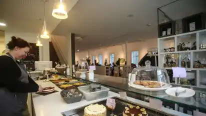 Im Kunst Café gibt es Torten und Kuchen zum Kaffee.